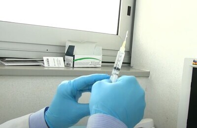 Проведение кодирования Вивитролом в Щёлкино Шприц с Вивитролом в руках у врача